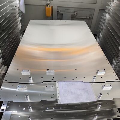 Kualitas Custom EV Battery Liquid Cooling Plate Progressive Stamping CAB Vacuum Brazing Aluminium Cooling Tray Dengan Isolasi PU Foam pabrik